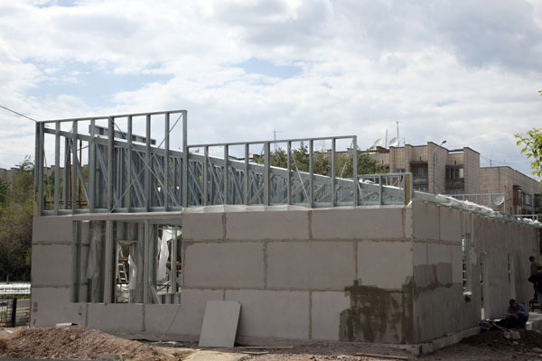 Строительство торгового павильона ЛСТК, дата снимка - 22 мая 2012 г.